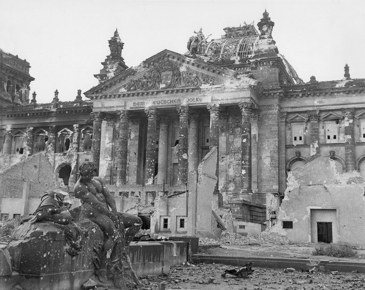 Здание Рейхстага в Берлине в 1945